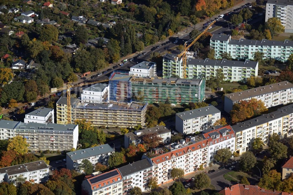 Luftbild Berlin - Fassaden - Sanierung Plattenbau- Hochhaus- Wohnsiedlung in Charlottenburg in Berlin