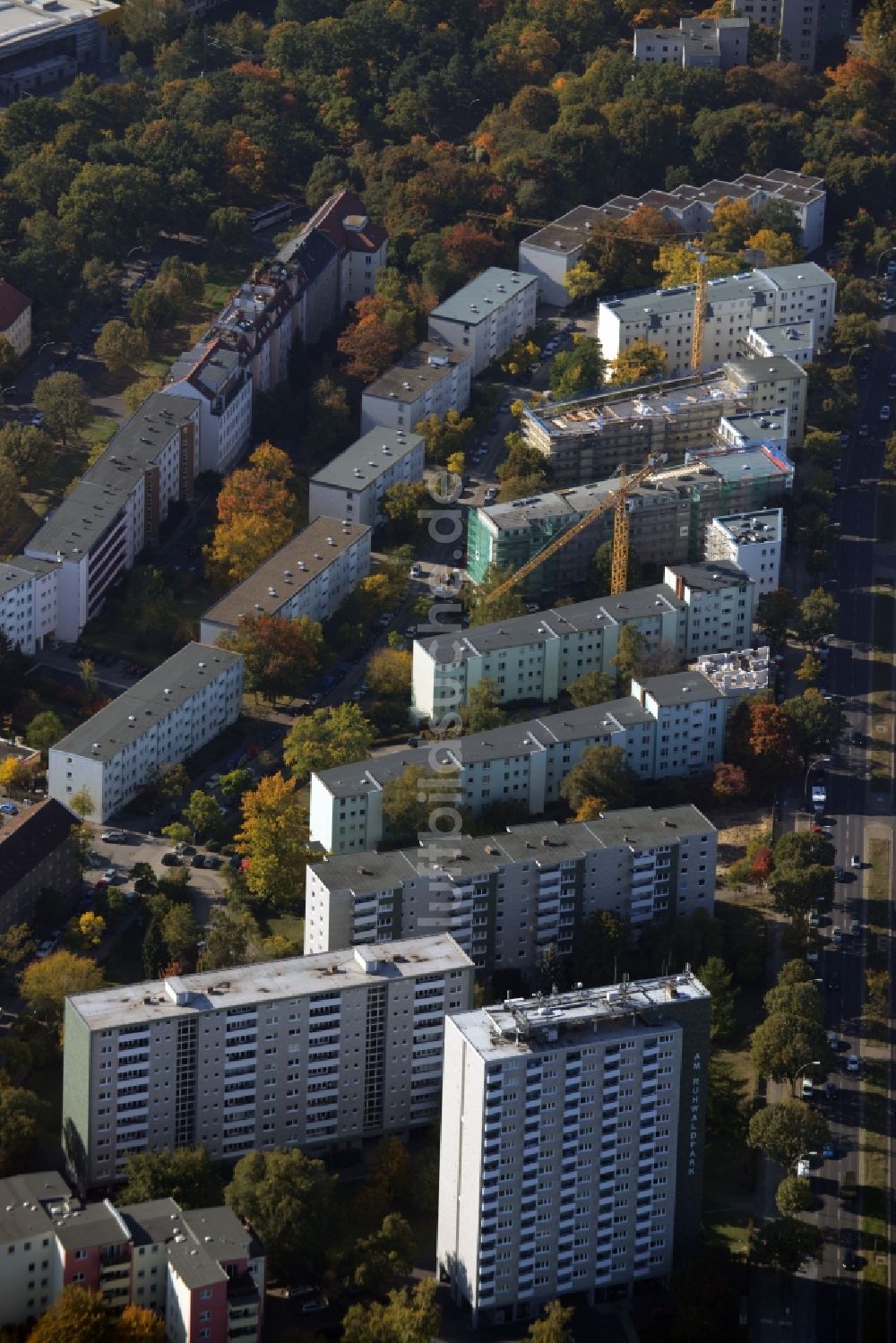 Berlin von oben - Fassaden - Sanierung Plattenbau- Hochhaus- Wohnsiedlung in Charlottenburg in Berlin