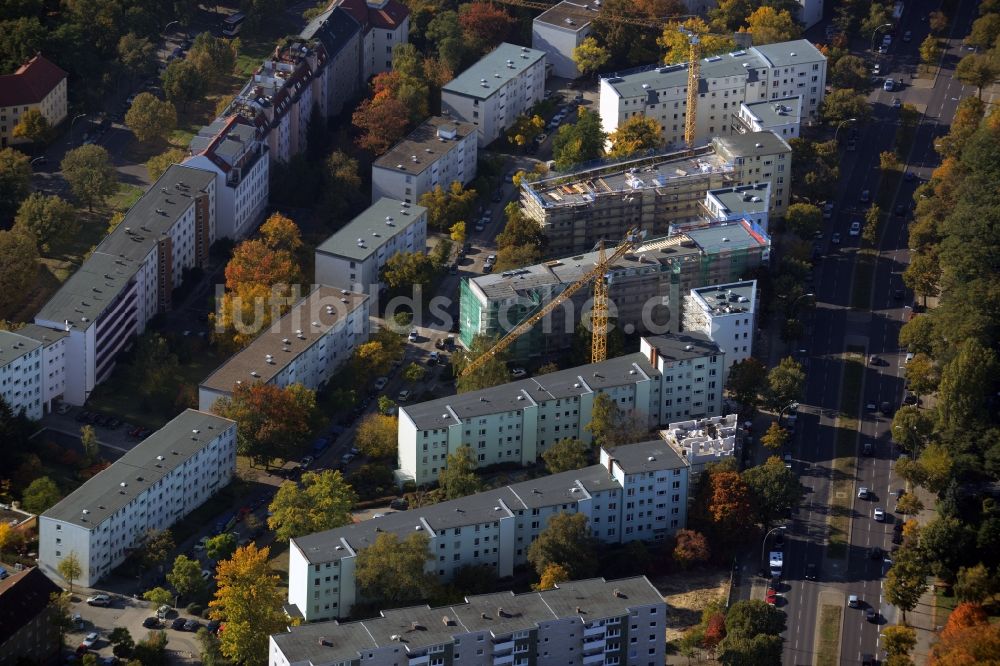 Berlin aus der Vogelperspektive: Fassaden - Sanierung Plattenbau- Hochhaus- Wohnsiedlung in Charlottenburg in Berlin