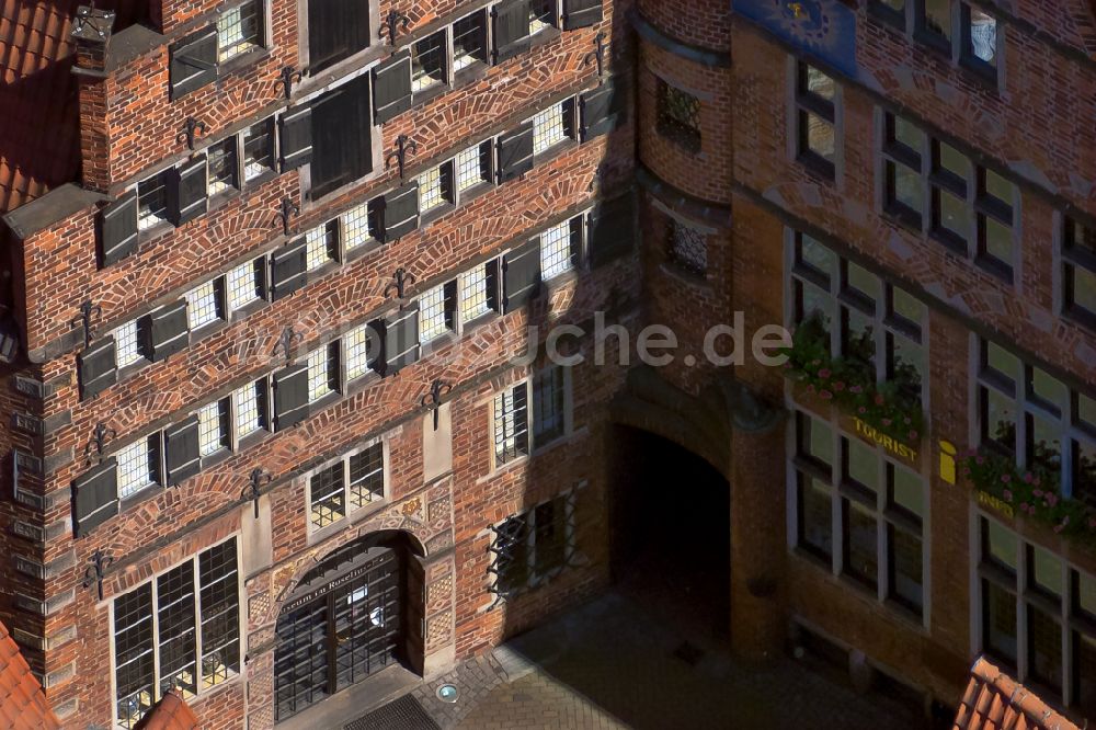 Luftbild Bremen - Fassadenansicht eines Bürogebäude und Geschäftshauses mit dem Museum Roselius und der Tourist-Information in Bremen, Deutschland