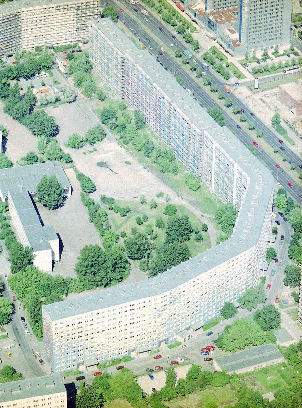 Luftbild Berlin - Lichtenberg - Fassadenrekonstruierte Wohnsiedlung der HOWOGE an der Landsberger Allee in Berlin - Lichtenberg.