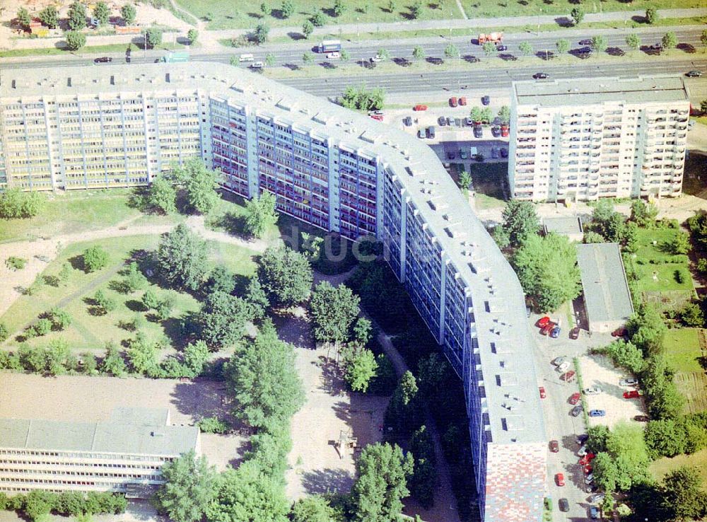 Luftaufnahme Berlin - Lichtenberg - Fassadenrekonstruierte Wohnsiedlung der HOWOGE an der Landsberger Allee in Berlin - Lichtenberg.