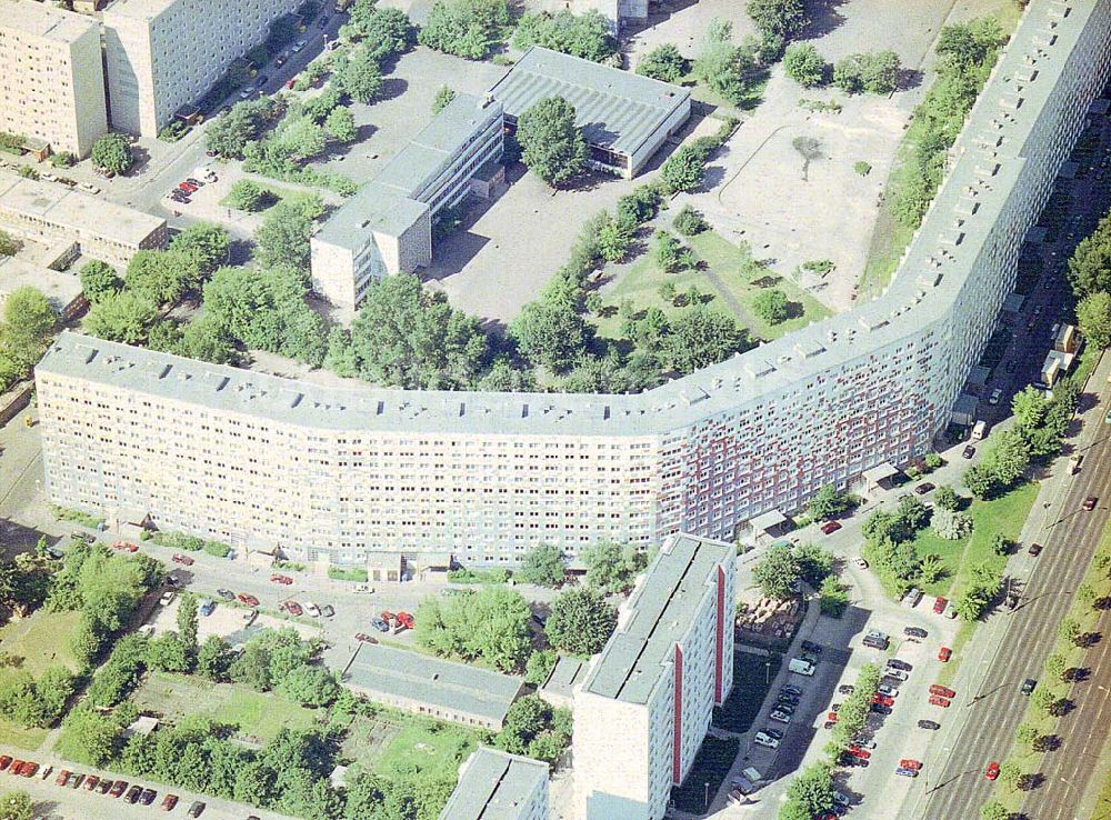 Berlin - Lichtenberg von oben - Fassadenrekonstruierte Wohnsiedlung der HOWOGE an der Landsberger Allee in Berlin - Lichtenberg.