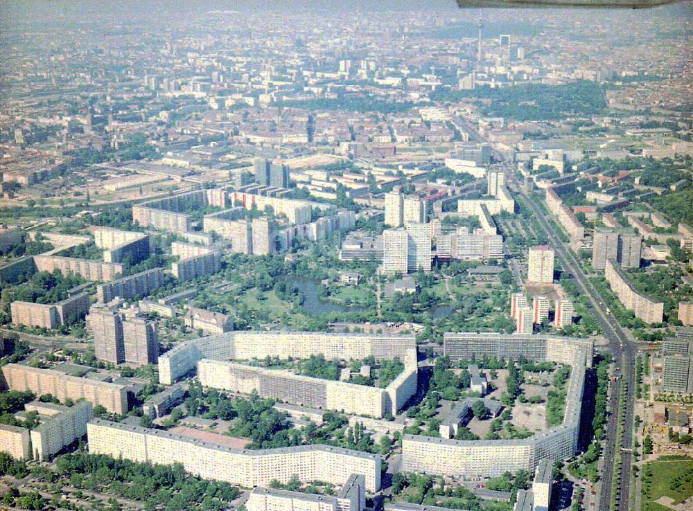 Berlin - Lichtenberg aus der Vogelperspektive: Fassadenrekonstruierte Wohnsiedlung der HOWOGE an der Landsberger Allee in Berlin - Lichtenberg.