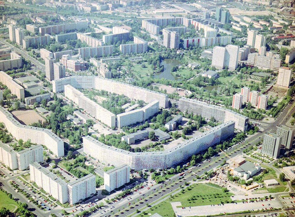 Luftbild Berlin - Lichtenberg - Fassadenrekonstruierte Wohnsiedlung der HOWOGE an der Landsberger Allee in Berlin - Lichtenberg.