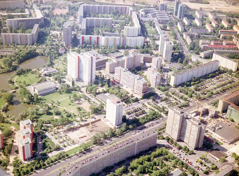 Luftaufnahme Berlin - Lichtenberg - Fassadenrekonstruierte Wohnsiedlung der HOWOGE an der Landsberger Allee in Berlin - Lichtenberg.