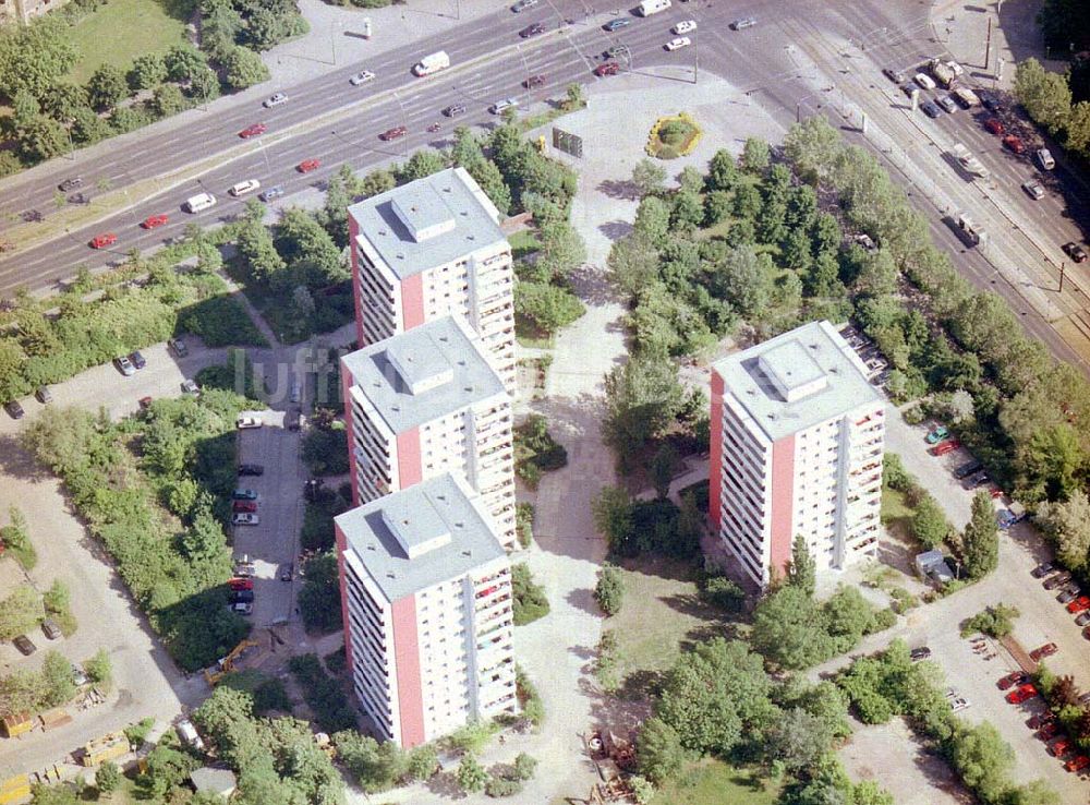 Berlin - Lichtenberg von oben - Fassadenrekonstruierte Wohnsiedlung der HOWOGE an der Landsberger Allee in Berlin - Lichtenberg.