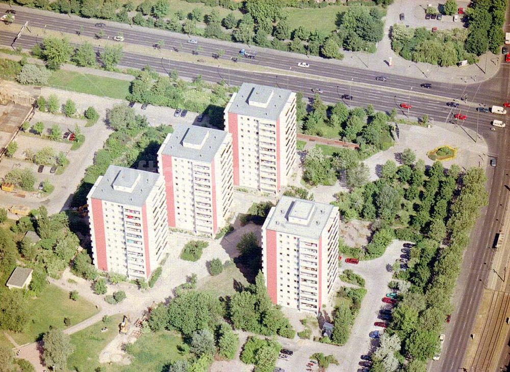 Berlin - Lichtenberg aus der Vogelperspektive: Fassadenrekonstruierte Wohnsiedlung der HOWOGE an der Landsberger Allee in Berlin - Lichtenberg.