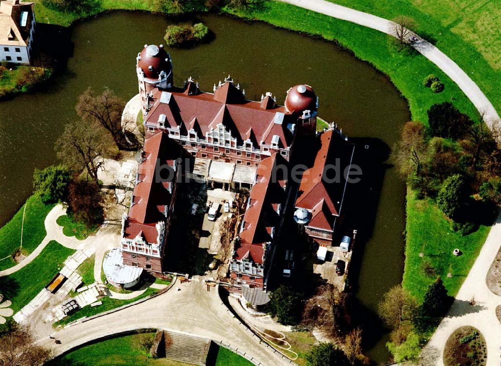 Luftaufnahme Bad Muskau - Fast fertig rekonstruiertes Schloß in Bad Muskau im Fürst - Pückler - Parkes an der Neiße zur polnischen Grenze.