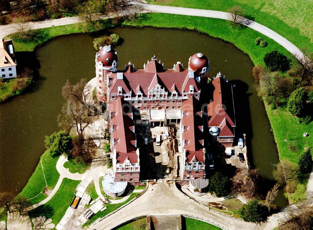 Bad Muskau von oben - Fast fertig rekonstruiertes Schloß in Bad Muskau im Fürst - Pückler - Parkes an der Neiße zur polnischen Grenze.