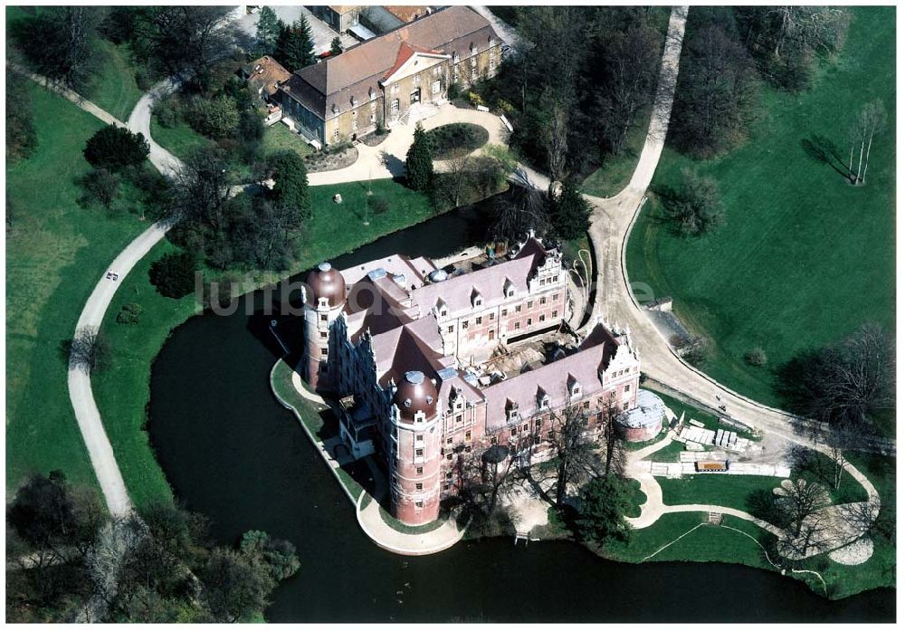 Luftbild Bad Muskau - Fast fertig rekonstruiertes Schloß in Bad Muskau im Fürst - Pückler - Parkes an der Neiße zur polnischen Grenze.