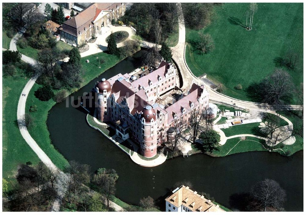 Luftaufnahme Bad Muskau - Fast fertig rekonstruiertes Schloß in Bad Muskau im Fürst - Pückler - Parkes an der Neiße zur polnischen Grenze.