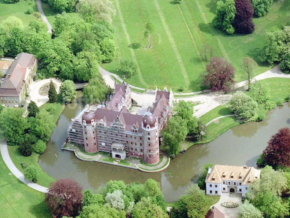 Bad Muskau von oben - Fast fertig rekonstruiertes Schloß in Bad Muskau - Lausitz / Brandenburg.