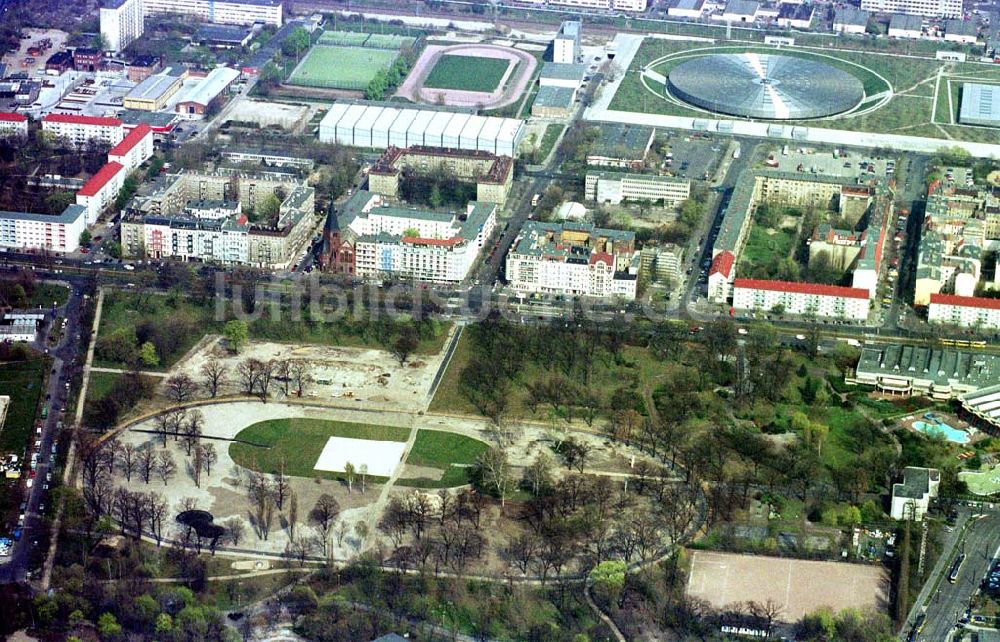 Berlin - Friedrichshain aus der Vogelperspektive: Fast fertig umgebauter Sport- und Erholungspark auf dem Gelände des ehem