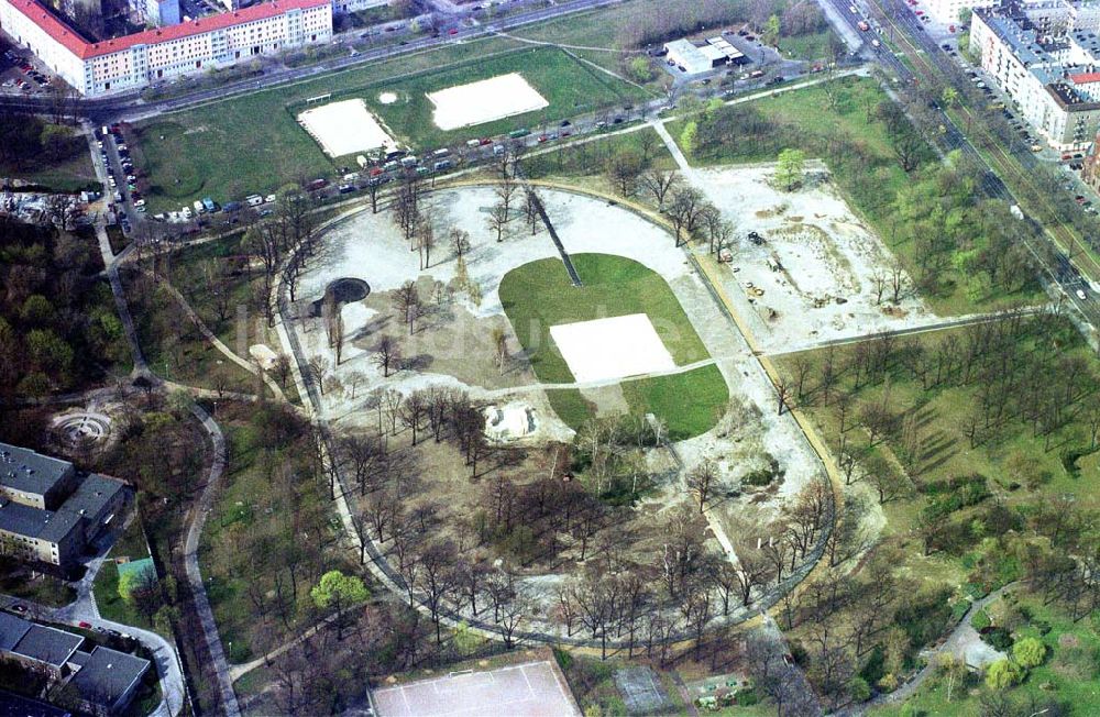 Luftbild Berlin - Friedrichshain - Fast fertig umgebauter Sport- und Erholungspark auf dem Gelände des ehem