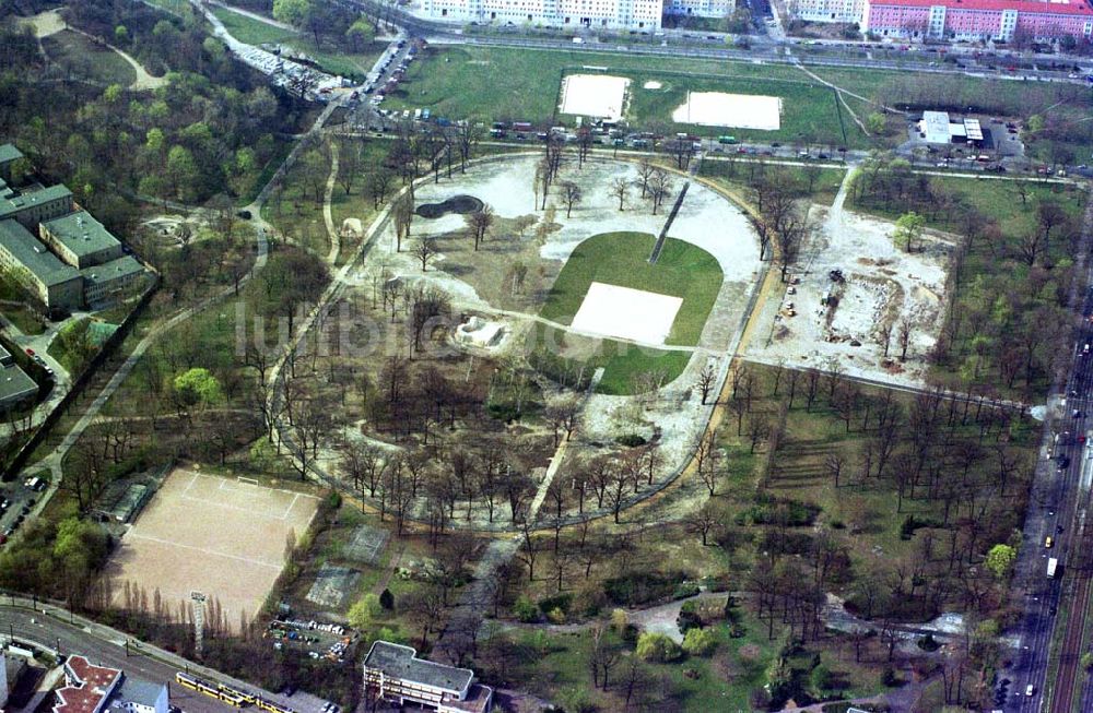 Luftaufnahme Berlin - Friedrichshain - Fast fertig umgebauter Sport- und Erholungspark auf dem Gelände des ehem