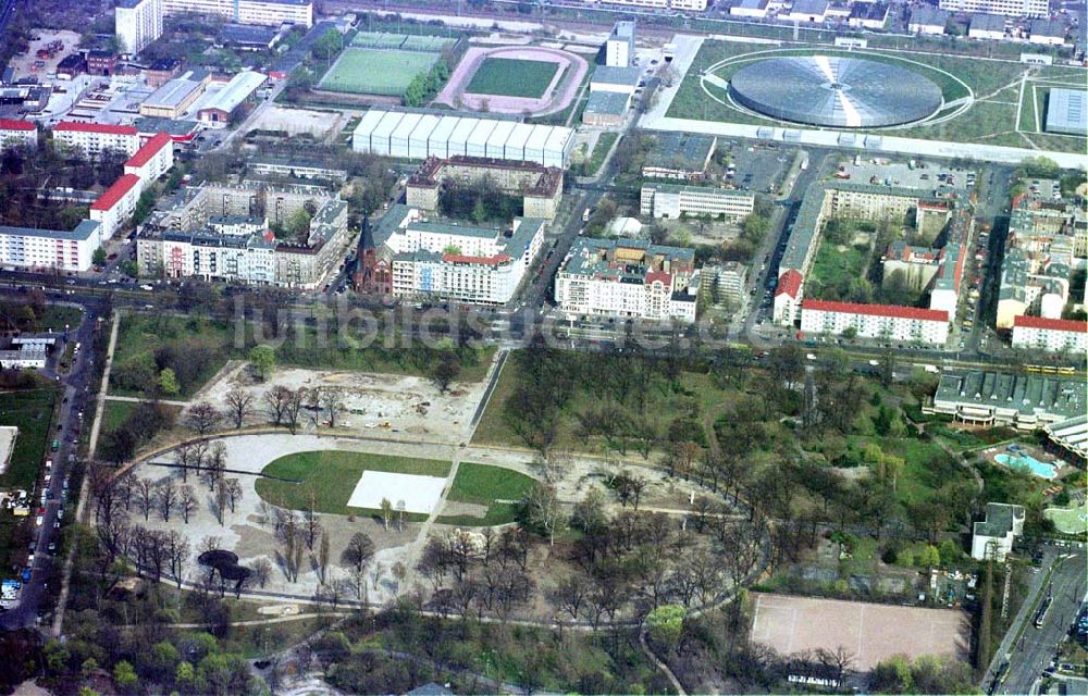 Berlin - Friedrichshain von oben - Fast fertig umgebauter Sport- und Erholungspark auf dem Gelände des ehem