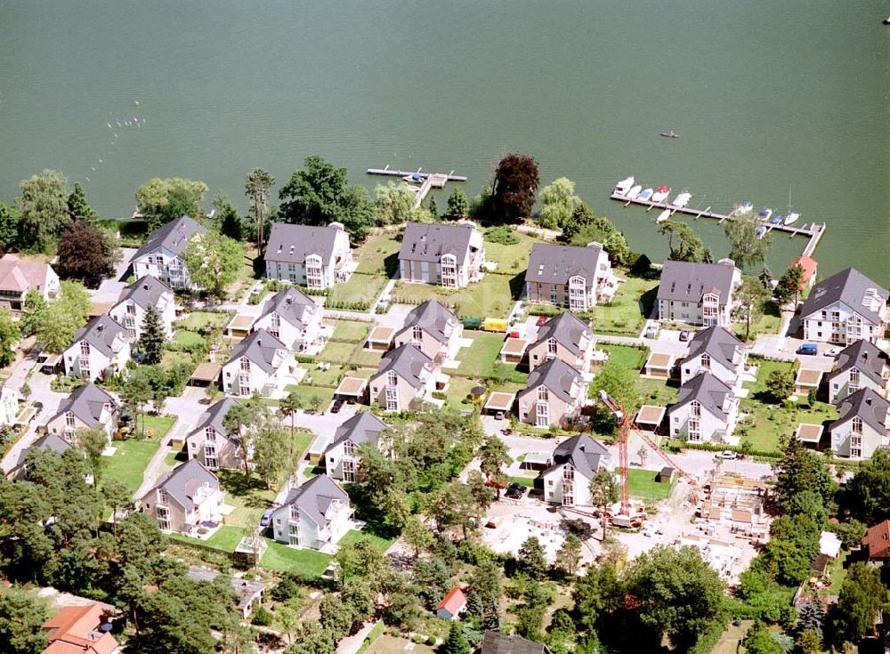 Luftaufnahme Zeuthen - Fast fertige Bauabschnitte der Wohnsiedlung der EDR GmbH auf dem Gelände des ehem. DDR-Diplomatenclubs am Zeuthener See.