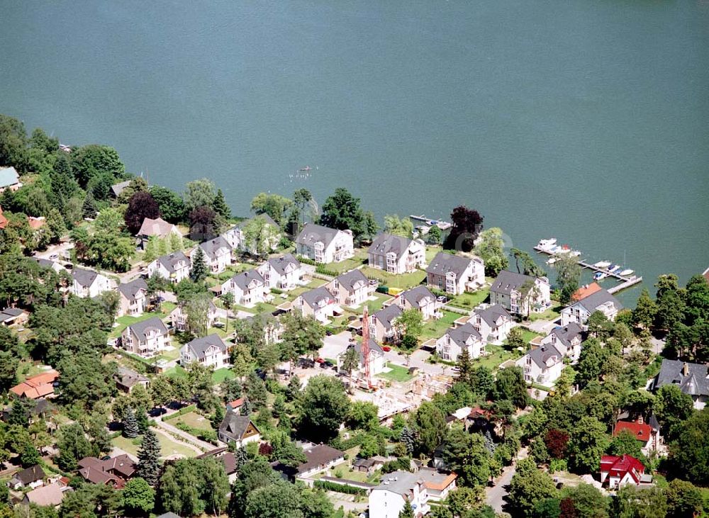 Zeuthen von oben - Fast fertige Bauabschnitte der Wohnsiedlung der EDR GmbH auf dem Gelände des ehem. DDR-Diplomatenclubs am Zeuthener See.