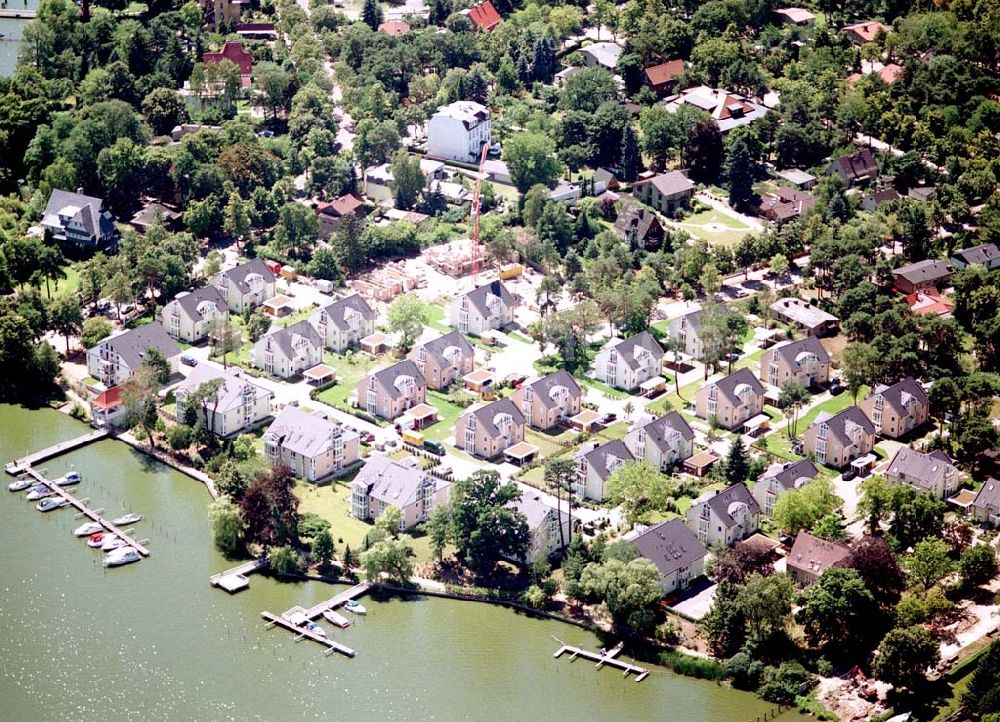 Zeuthen von oben - Fast fertige Bauabschnitte der Wohnsiedlung der EDR GmbH auf dem Gelände des ehem. DDR-Diplomatenclubs am Zeuthener See.