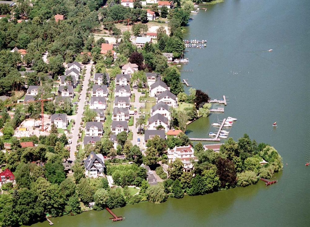 Zeuthen aus der Vogelperspektive: Fast fertige Bauabschnitte der Wohnsiedlung der EDR GmbH auf dem Gelände des ehem. DDR-Diplomatenclubs am Zeuthener See.