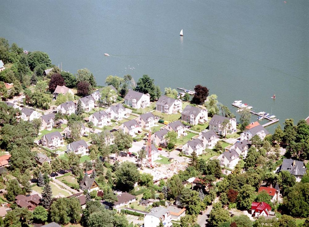 Luftaufnahme Zeuthen - Fast fertige Bauabschnitte der Wohnsiedlung der EDR GmbH auf dem Gelände des ehem. DDR-Diplomatenclubs am Zeuthener See.