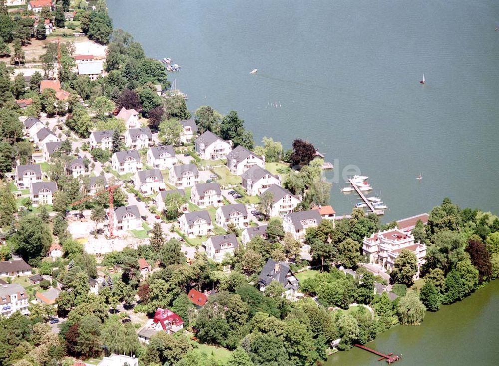 Zeuthen von oben - Fast fertige Bauabschnitte der Wohnsiedlung der EDR GmbH auf dem Gelände des ehem. DDR-Diplomatenclubs am Zeuthener See.