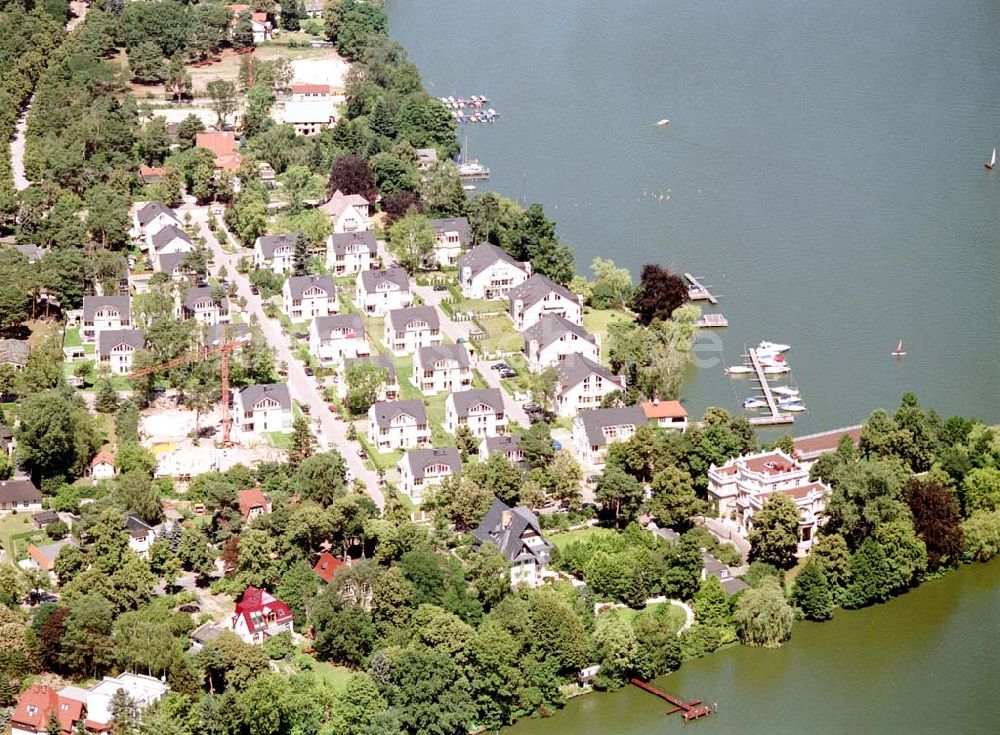 Zeuthen aus der Vogelperspektive: Fast fertige Bauabschnitte der Wohnsiedlung der EDR GmbH auf dem Gelände des ehem. DDR-Diplomatenclubs am Zeuthener See.