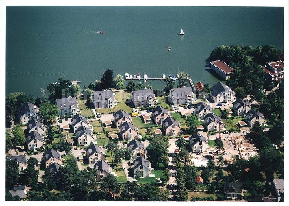 Luftbild Zeuthen - Fast fertige Bauabschnitte der Wohnsiedlung der EDR GmbH auf dem Gelände des ehem. DDR-Diplomatenclubs am Zeuthener See.