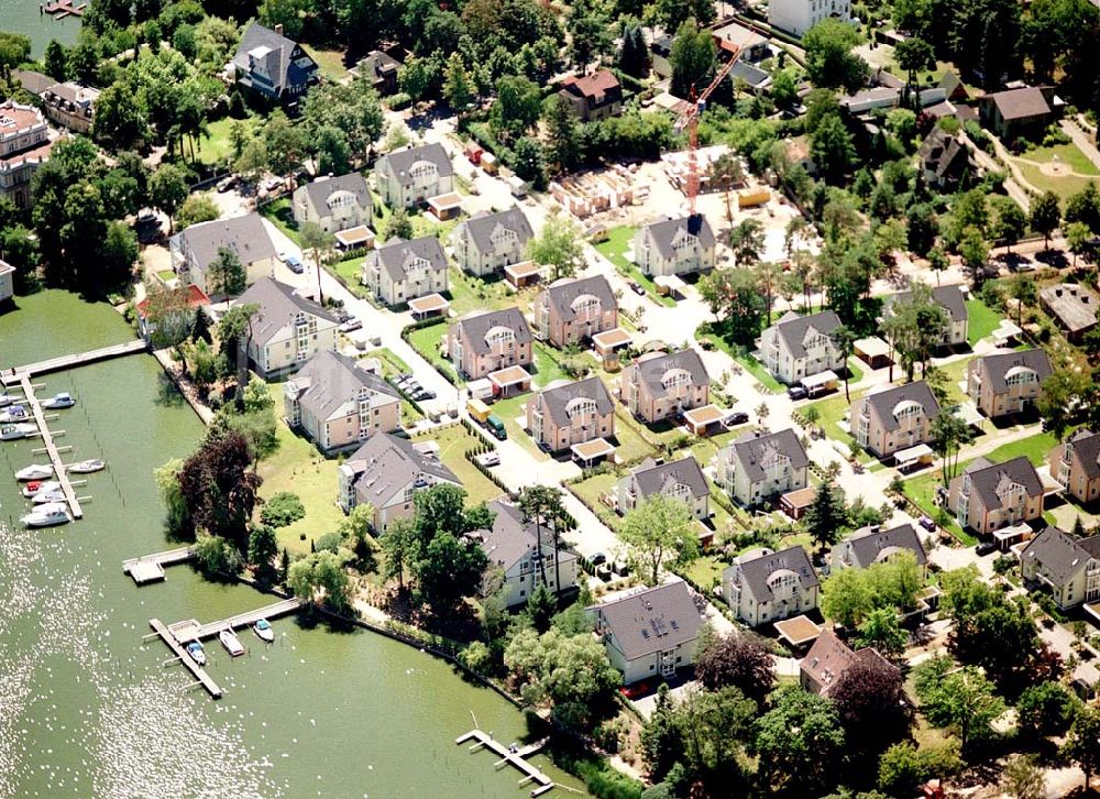 Zeuthen aus der Vogelperspektive: Fast fertige Bauabschnitte der Wohnsiedlung der EDR GmbH auf dem Gelände des ehem. DDR-Diplomatenclubs am Zeuthener See.