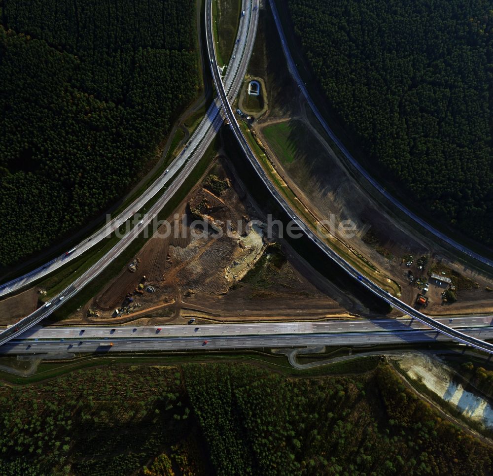 Luftaufnahme Groß Ziethen - Fast fertige Baustelle zum Um- und Ausbau des Autobahndreieck AD Havelland im Bundesland Brandenburg