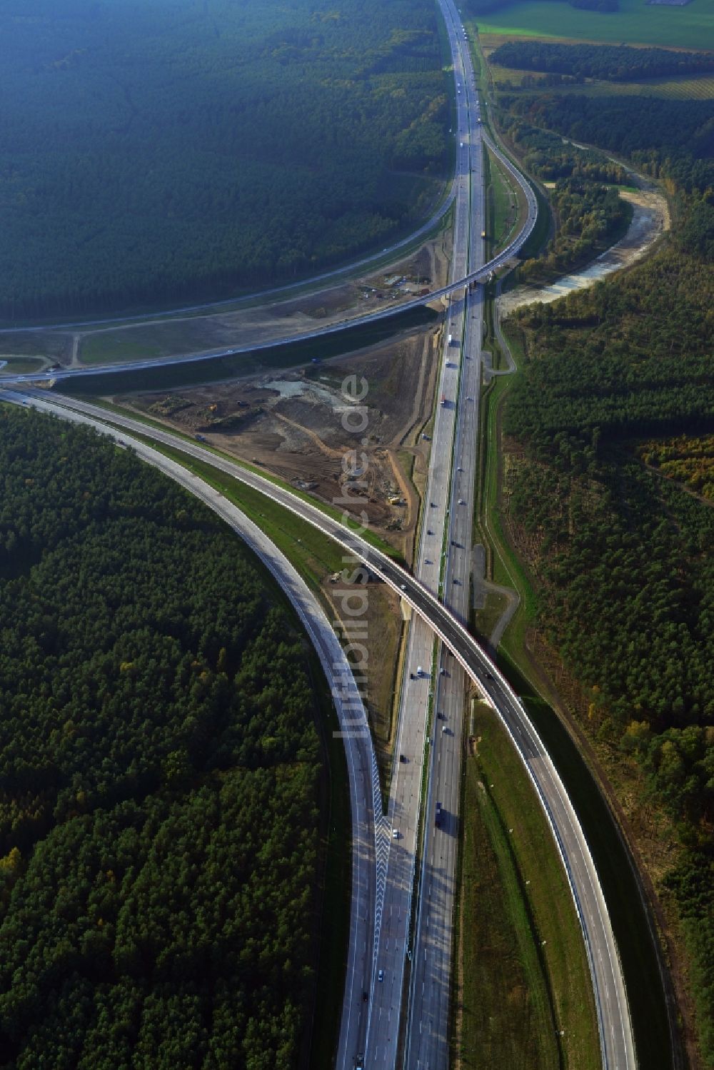 Groß Ziethen aus der Vogelperspektive: Fast fertige Baustelle zum Um- und Ausbau des Autobahndreieck AD Havelland im Bundesland Brandenburg