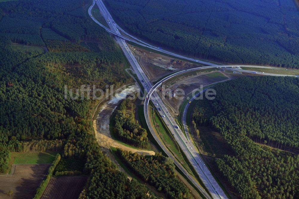 Luftaufnahme Groß Ziethen - Fast fertige Baustelle zum Um- und Ausbau des Autobahndreieck AD Havelland im Bundesland Brandenburg