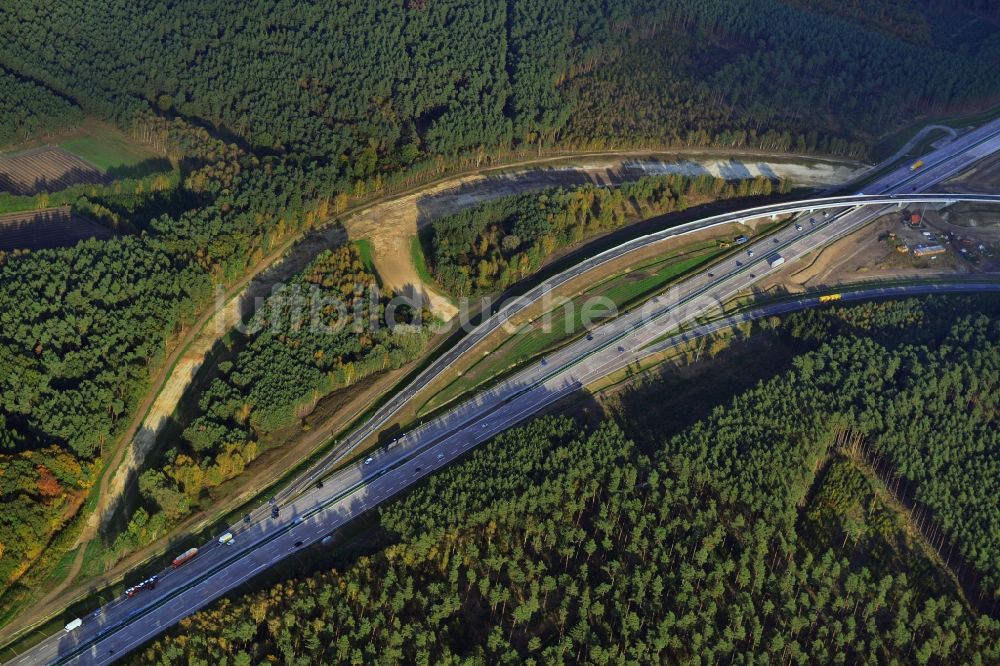 Luftaufnahme Groß Ziethen - Fast fertige Baustelle zum Um- und Ausbau des Autobahndreieck AD Havelland im Bundesland Brandenburg