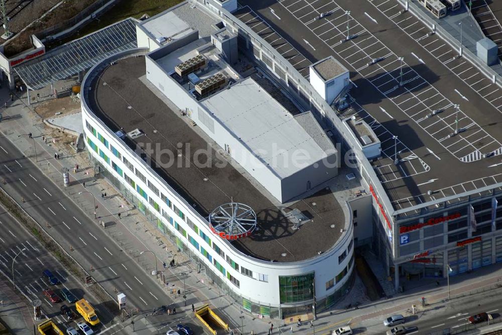 Berlin aus der Vogelperspektive: Fast fertige Erweiterungsbaustelle Ringcenter 3 der ECE GmbH an der Frankfurter Allee