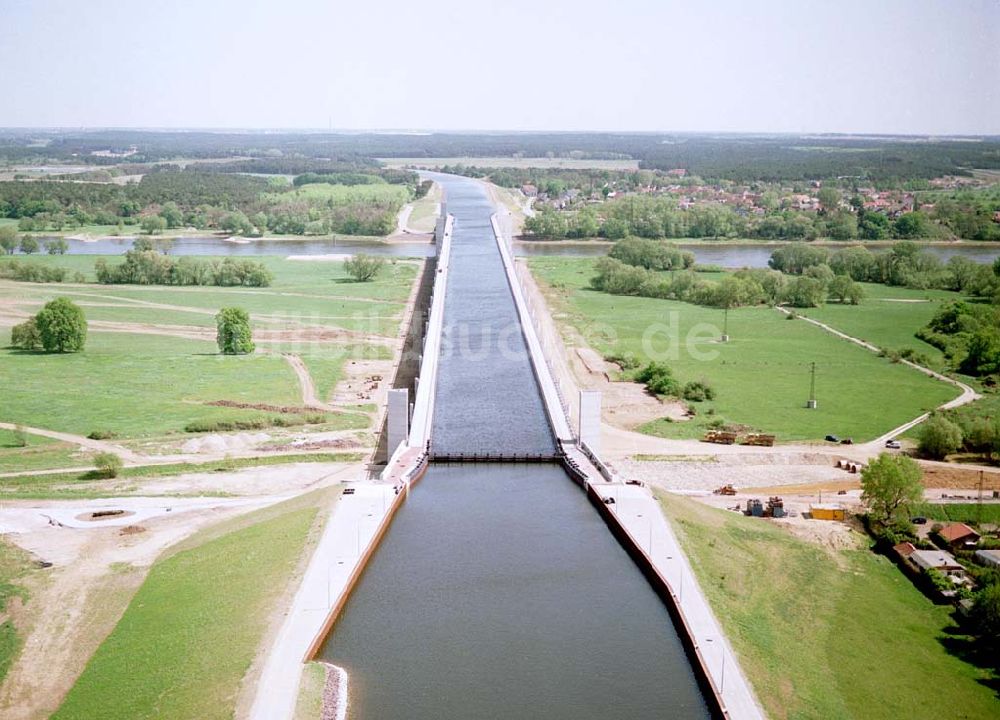 Hohenwarthe / Sachsen-Anhalt aus der Vogelperspektive: Fast fertige Trogbrücke zwischen dem Mittellandkanal und dem Elbe-Havel-Kanal über der Elbe am Wasserstraßenkreuz Magdeburg in Sachsen-Anhalt