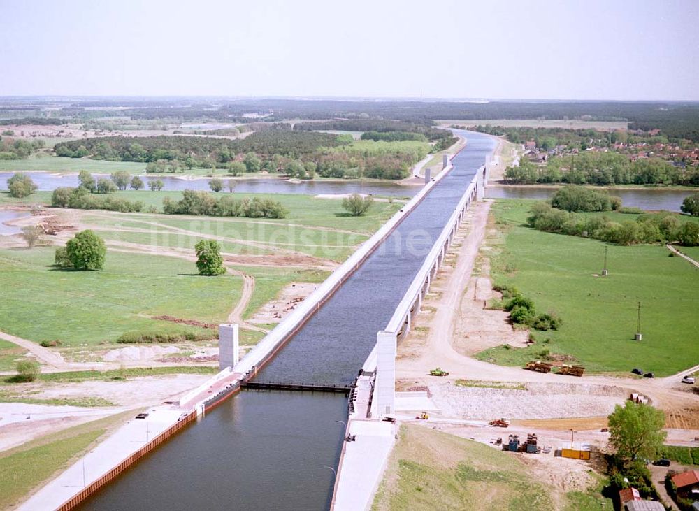 Luftbild Hohenwarthe / Sachsen-Anhalt - Fast fertige Trogbrücke zwischen dem Mittellandkanal und dem Elbe-Havel-Kanal über der Elbe am Wasserstraßenkreuz Magdeburg in Sachsen-Anhalt