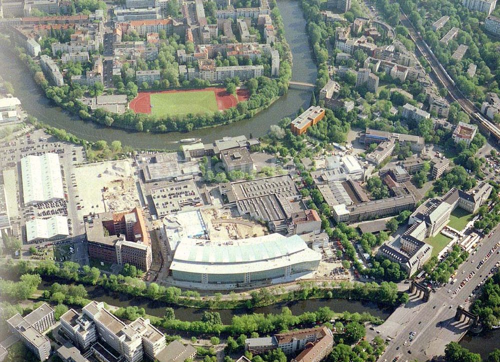 Berlin - Charlottenburg aus der Vogelperspektive: Fast fertiger Neubau der Mercedes - Benz - Niederlassung in Berlin - Charlottenburg am Salzufer.