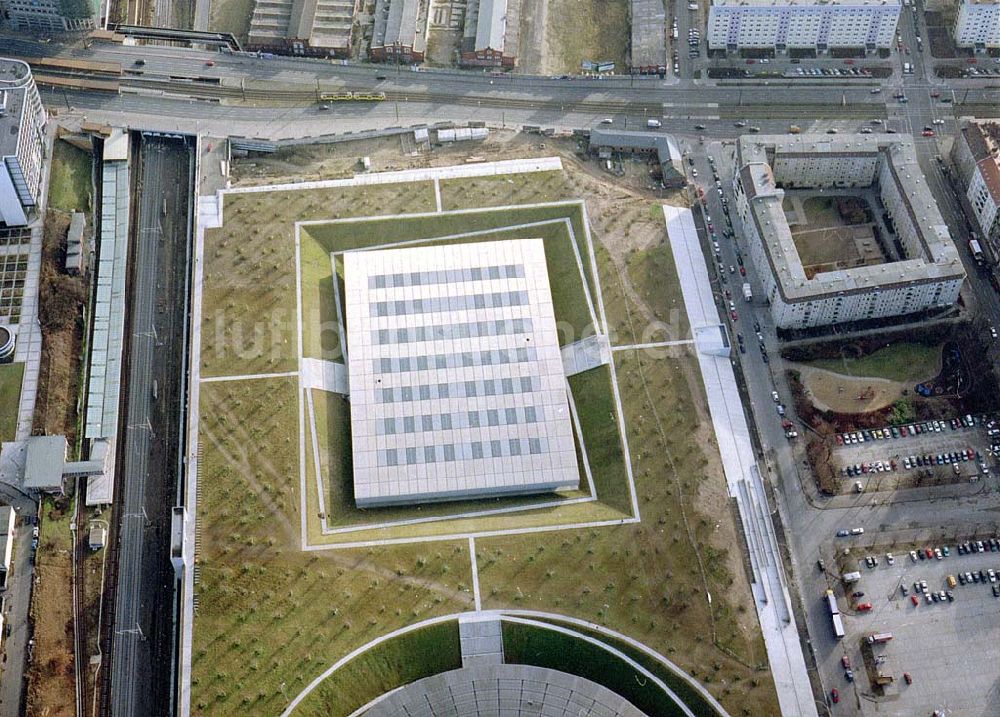 Luftbild Berlin - Friedrichshain - Fast fertiger Neubau der Sportstätten an der Landsberger Allee der OSB-Sportstättenbau GmbH in Berlin - Friedrichshain.