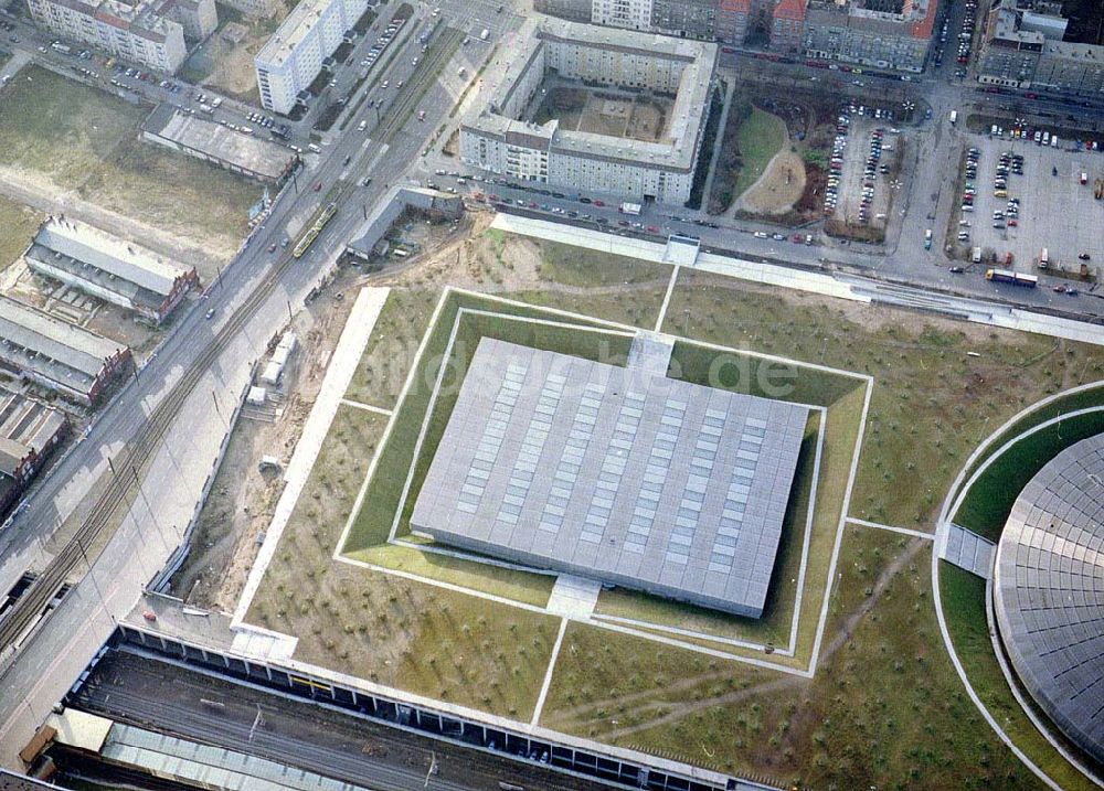 Luftaufnahme Berlin - Friedrichshain - Fast fertiger Neubau der Sportstätten an der Landsberger Allee der OSB-Sportstättenbau GmbH in Berlin - Friedrichshain.