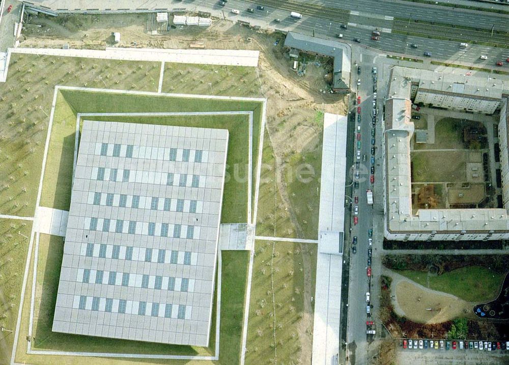 Berlin - Friedrichshain aus der Vogelperspektive: Fast fertiger Neubau der Sportstätten an der Landsberger Allee der OSB-Sportstättenbau GmbH in Berlin - Friedrichshain.