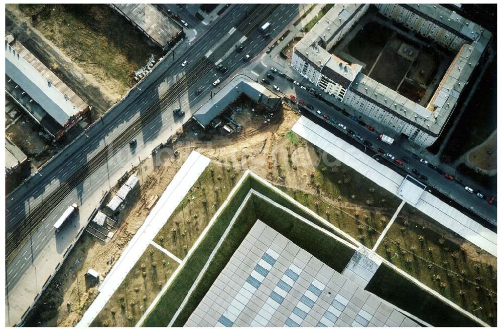 Luftbild Berlin - Friedrichshain - Fast fertiger Neubau der Sportstätten an der Landsberger Allee der OSB-Sportstättenbau GmbH in Berlin - Friedrichshain.