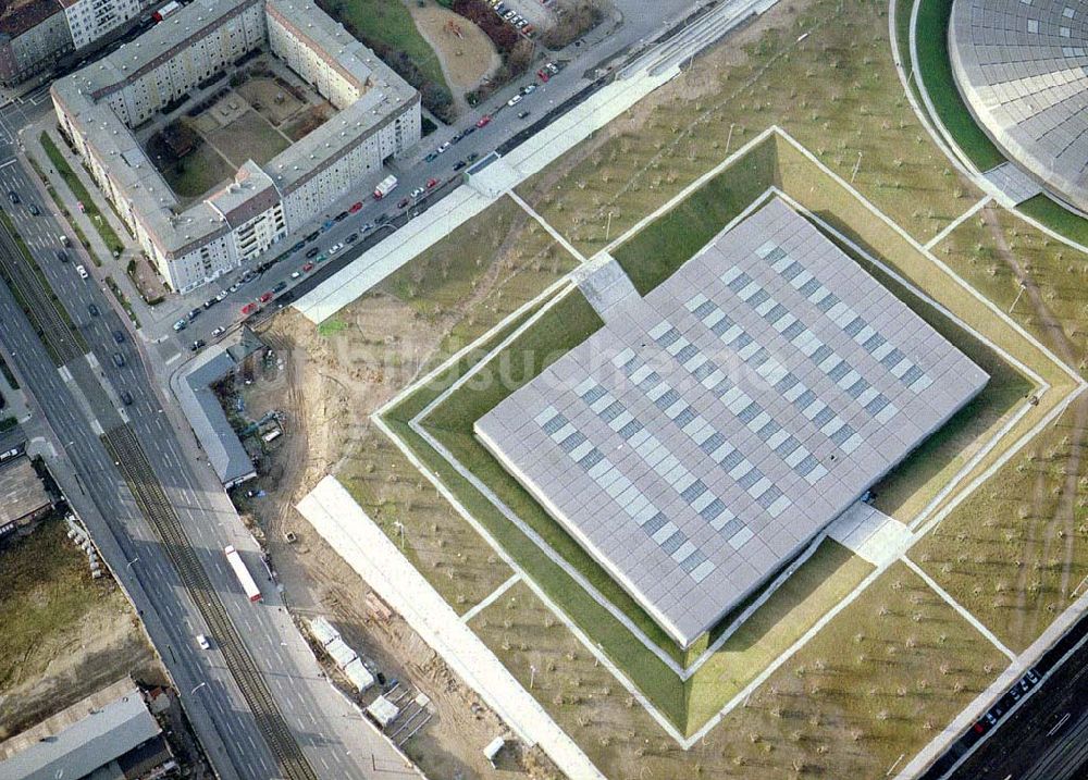 Berlin - Friedrichshain aus der Vogelperspektive: Fast fertiger Neubau der Sportstätten an der Landsberger Allee der OSB-Sportstättenbau GmbH in Berlin - Friedrichshain.