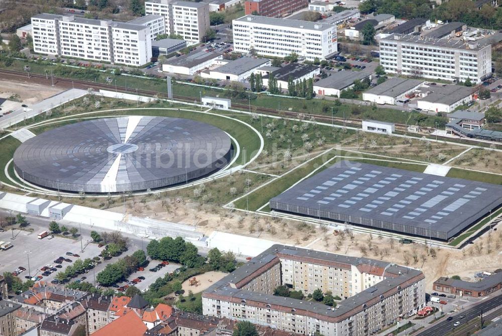 Berlin - Friedrichshain aus der Vogelperspektive: Fast fertiger Sportkomplex an der Landsberger Allee in Berlin-Friedrichshain.