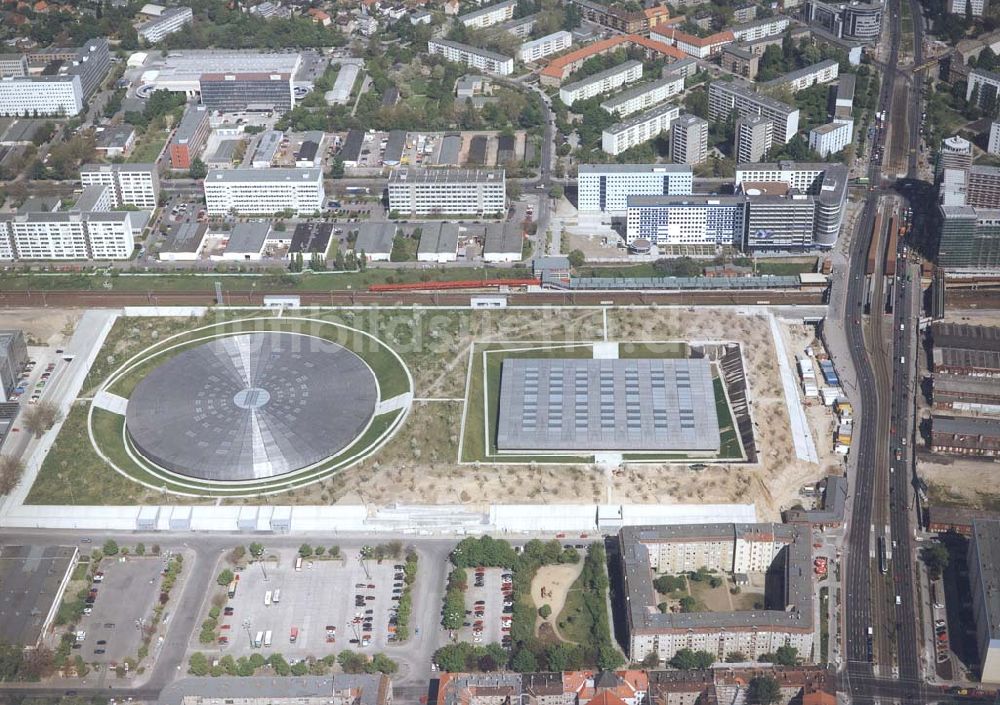 Luftbild Berlin-Friedrichshain - Fast fertiger Sportstättenkomplex der OSB-Sportstättenbau GmbH Berlin an der Landsberger Allee in Berli-Friedrichshain.