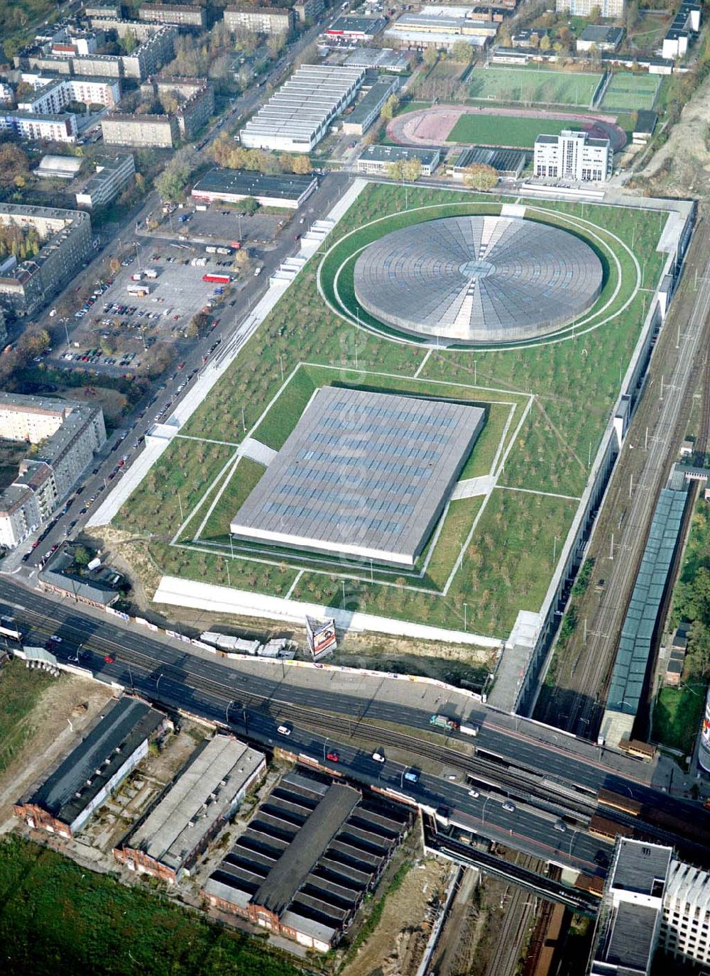 Berlin - Friedrichshain aus der Vogelperspektive: Fast fertiges Areal des Velodroms an der Landsberger Allee in Berlin - ein Objekt der OSB - Sportstättenbau GmbH