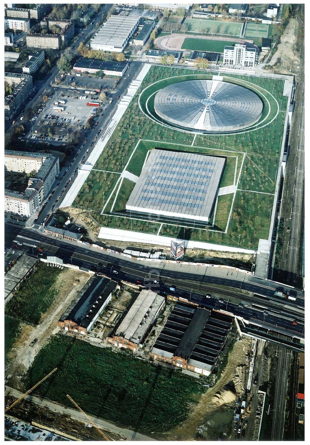 Luftbild Berlin - Friedrichshain - Fast fertiges Areal des Velodroms an der Landsberger Allee in Berlin - ein Objekt der OSB - Sportstättenbau GmbH