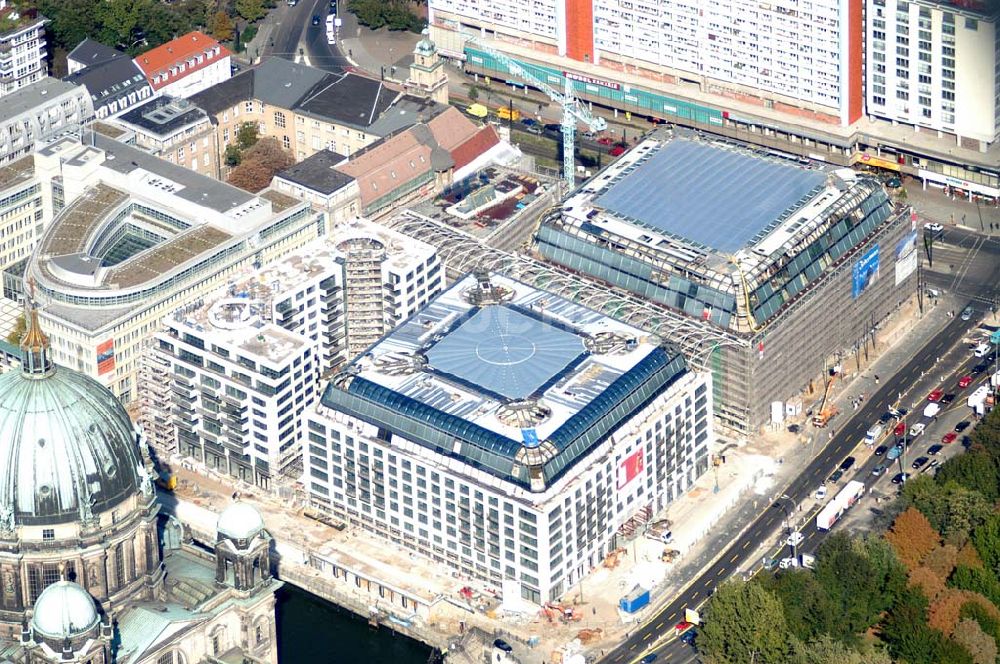 Berlin / Mitte aus der Vogelperspektive: Fast fertiges DOM Aquarree der DIFA HH am Berliner Dom in Berlin - Mitte, an der Museumsinsel, der Spree und der Karl-Liebknecht-Strasse, gegenüber dem Berliner Dom