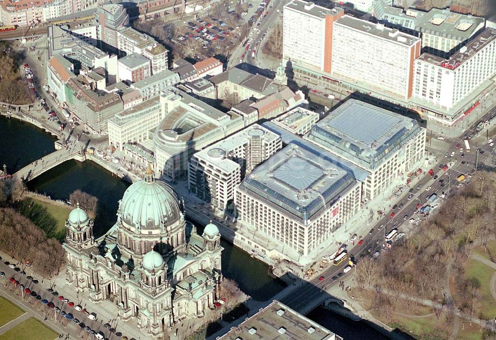 Berlin aus der Vogelperspektive: Fast fertiges DOM Aquarree der DIFA HH an der Museumsinsel, gegenüber dem Berliner Dom in Berlin - Mitte