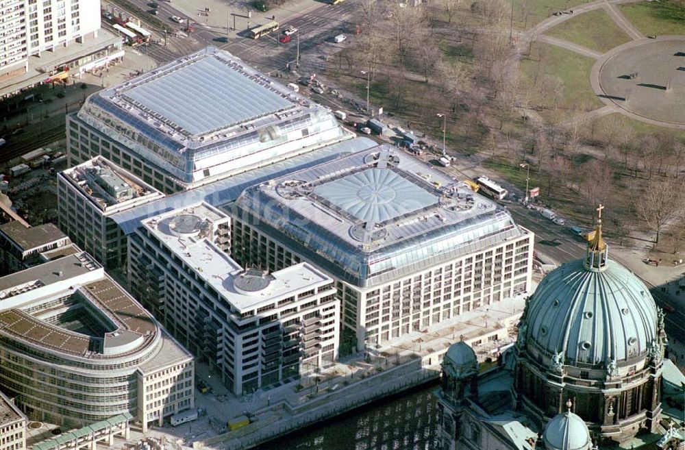 Berlin - Mitte von oben - Fast fertiges DOM Aquarree der DIFA HH an der Museumsinsel, gegenüber dem Berliner Dom in Berlin - Mitte